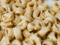 Tortellini z grzybami: Najlepsze sosy i dodatki - sprawdź!