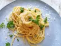 Spaghetti al limone: kremowy makaron z cytryną - przepis krok po kroku