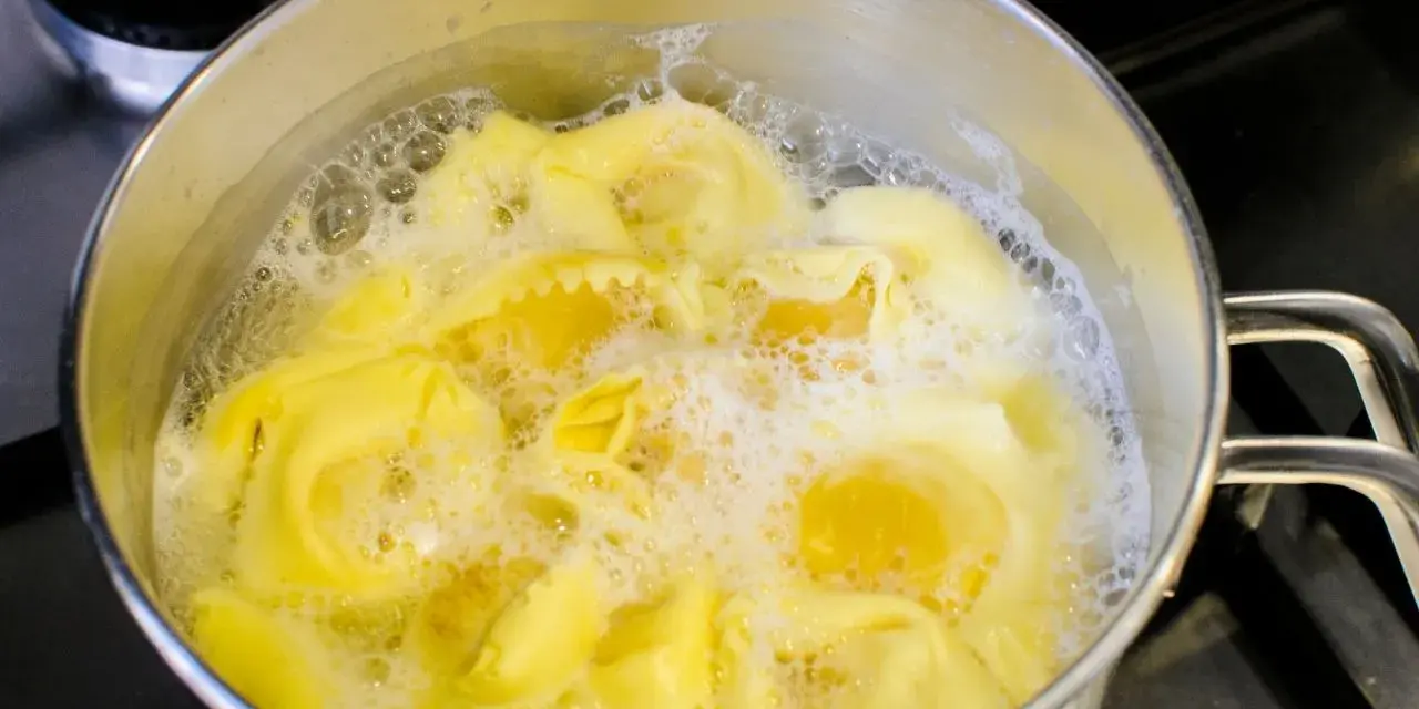 Ile gotować makaron? Sekret idealnego "al dente" krok po kroku