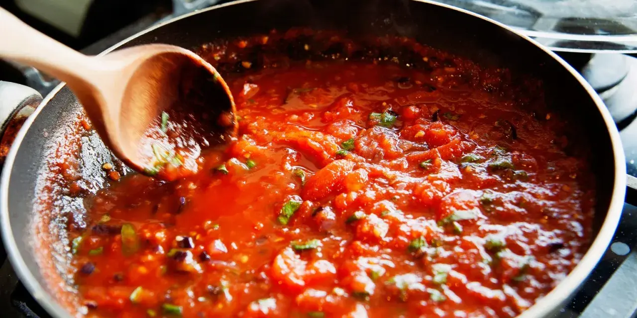 Domowy sos do spaghetti na zimę: prosty przepis i pasteryzacja