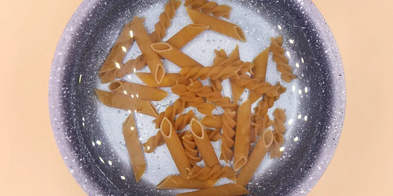 Kiedy wrzucić makaron? Gotuj idealnie al dente bez błędów!