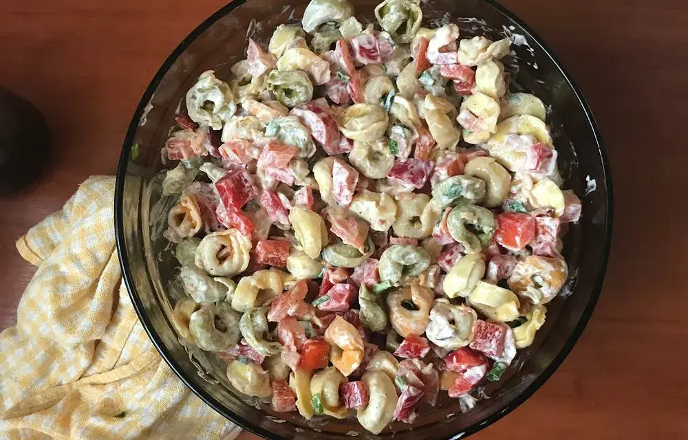 Tortellini: Jak podawać? 15+ pomysłów na sosy, sałatki i zupy