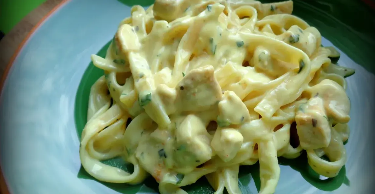 Spaghetti z serkiem topionym: Szybki przepis na kremowy obiad