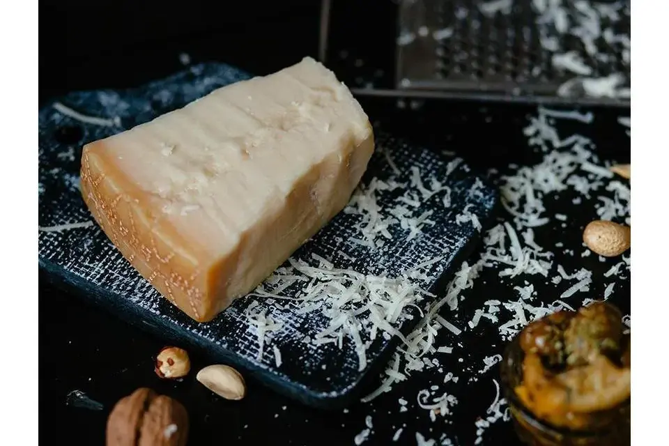 Jak długo dojrzewa parmezan? Przewodnik po wiekach i smakach