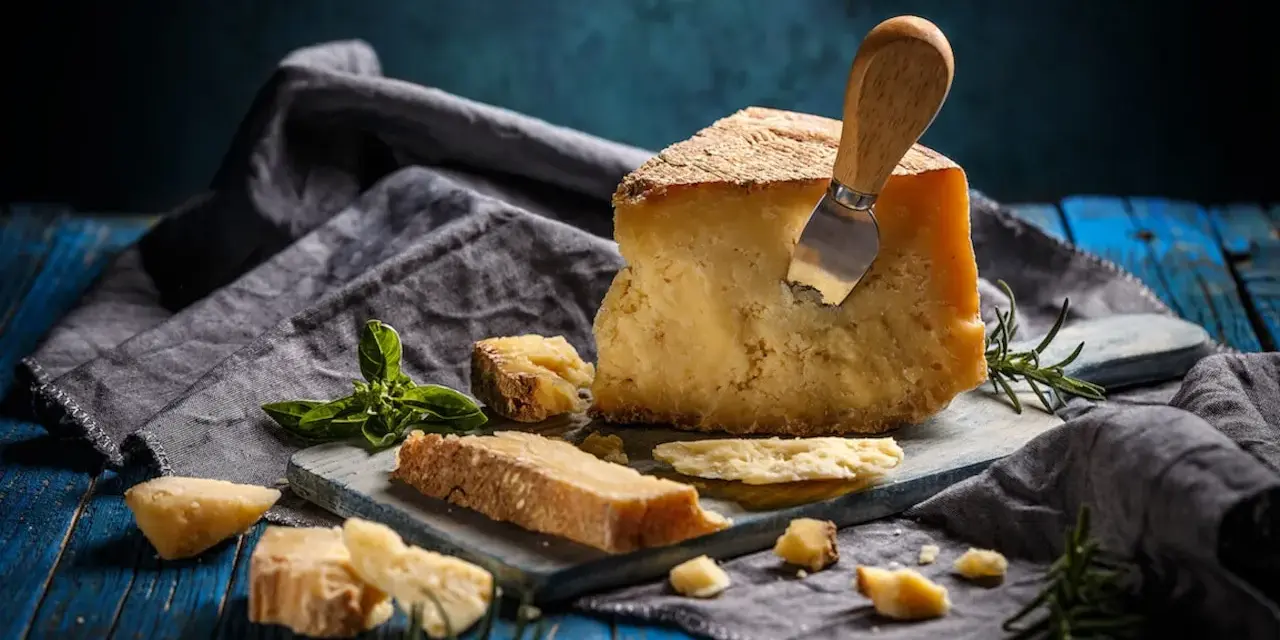 Parmezan vs Grana Padano: Kluczowe różnice, smak i zastosowanie