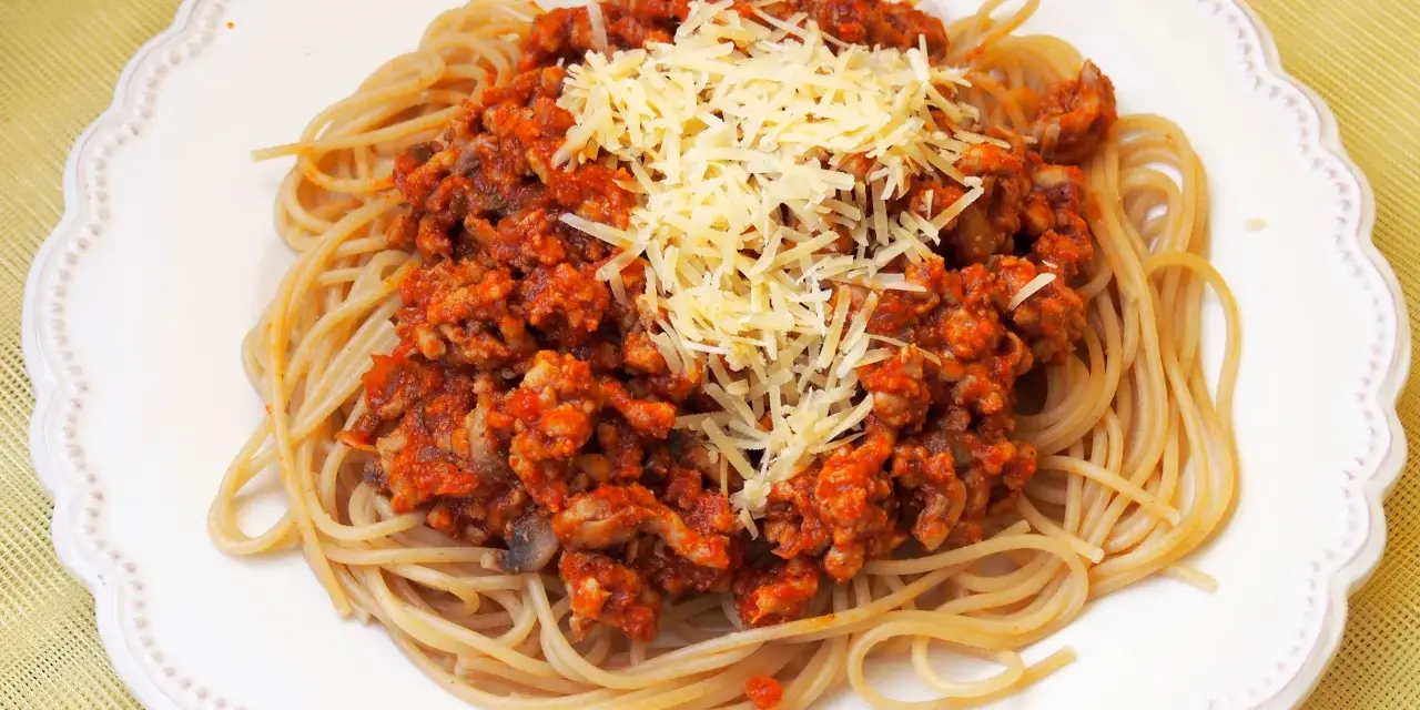 Spaghetti Bolognese z Pieczarkami: Przepis Krok po Kroku