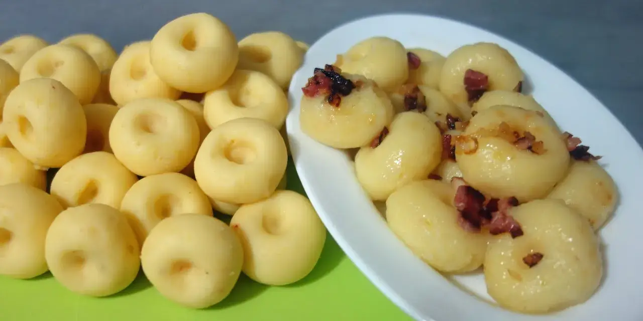 Idealne kluski śląskie z dziurką: Przepis krok po kroku