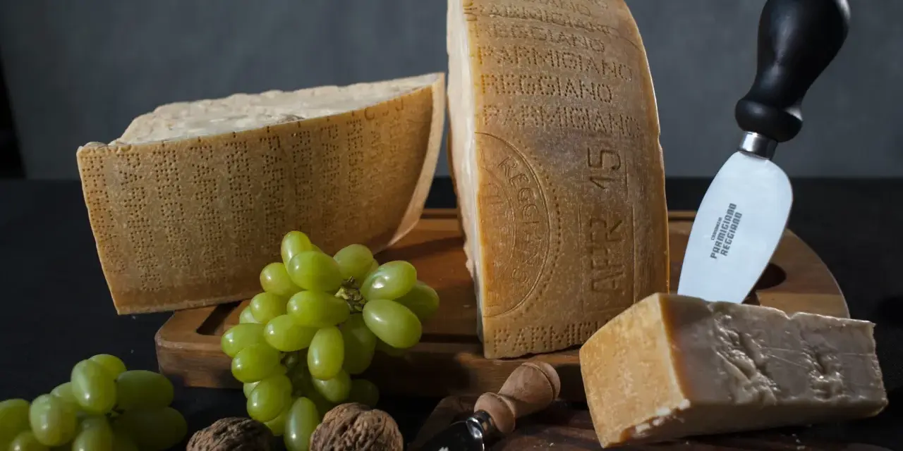 Jak rozpoznać Parmigiano Reggiano? Wygląd, oznaczenia, smak