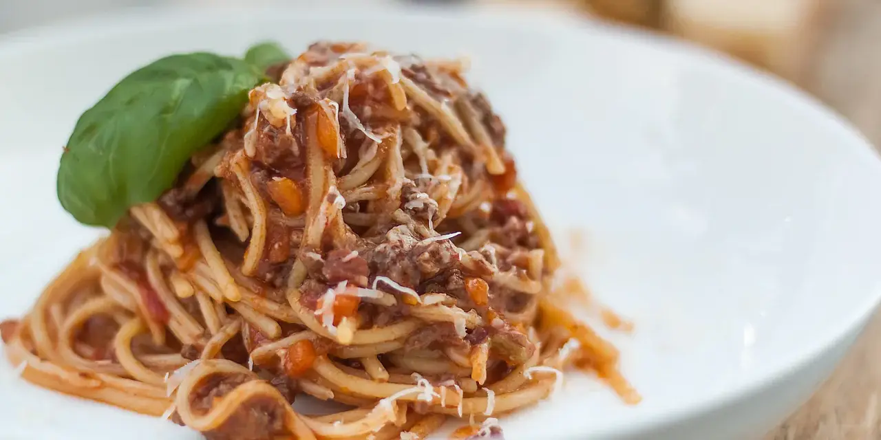 Oryginalne Ragù alla Bolognese: Prawdziwy przepis i sekrety smaku