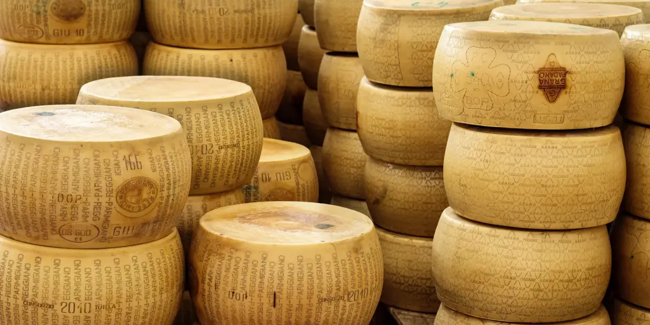 Grana Padano vs Parmigiano Reggiano: Kluczowe różnice i zastosowania