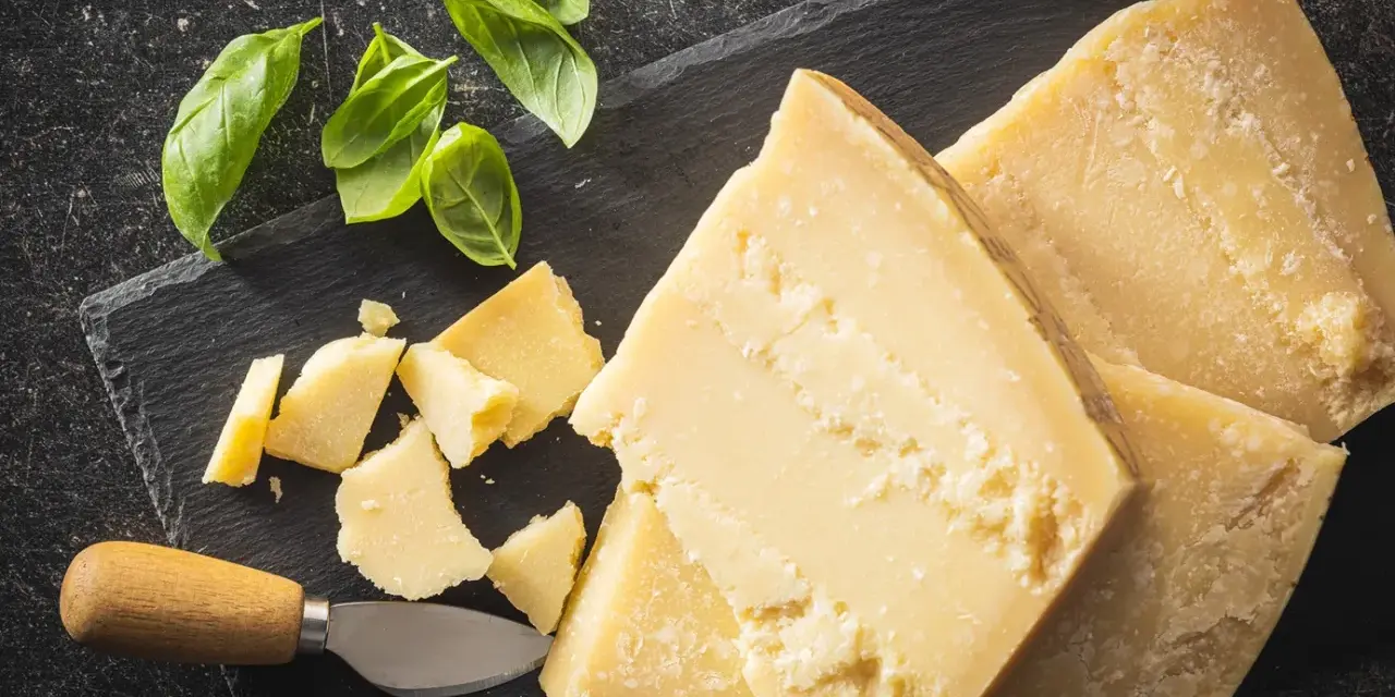 Parmezan: 10+ pomysłów na smak umami i wszechstronne zastosowania