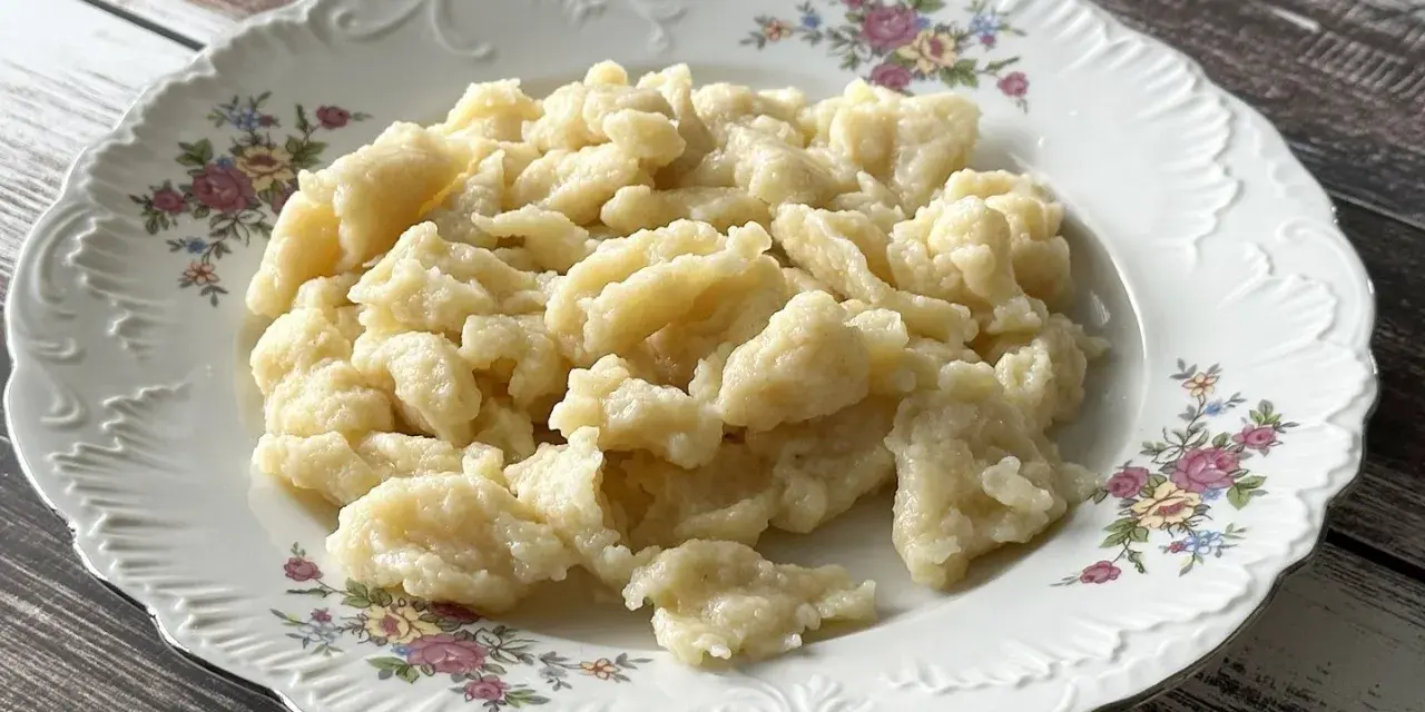 Kluski kładzione: Puszysty przepis krok po kroku (gotowe w 15 min!)