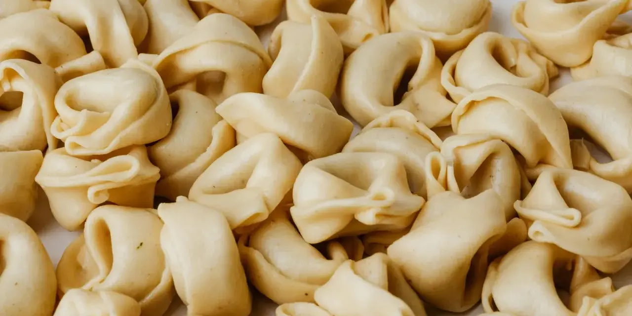 Tortellini z grzybami: Najlepsze sosy i dodatki - sprawdź!
