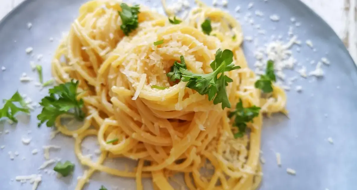Spaghetti al limone: kremowy makaron z cytryną - przepis krok po kroku