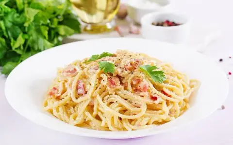Carbonara Pascala: Prawdziwy przepis bez śmietany (15 min)