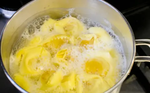 Ile gotować makaron? Sekret idealnego "al dente" krok po kroku