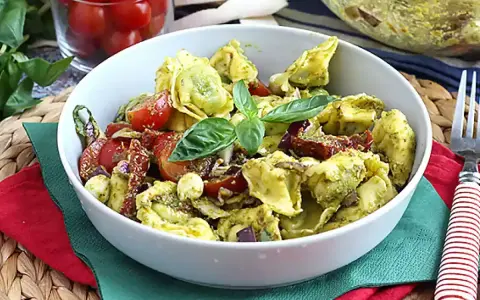 Tortellini z pomidorami i mozzarellą: Jak zamienić w ucztę?