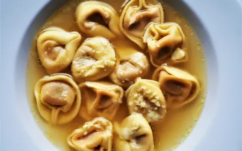 Jak zrobić tortellini? Odkryj smak Włoch w domowej kuchni!