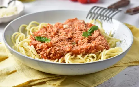 Spaghetti z Tofu: Przepis na Pyszne i Zdrowe Wegańskie Bolognese