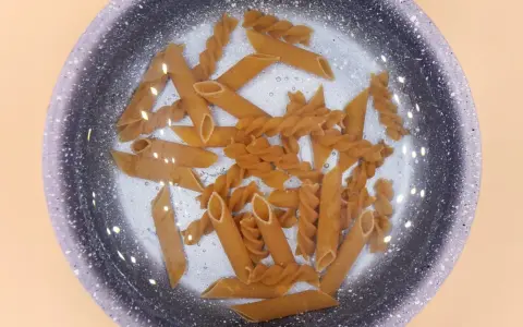 Kiedy wrzucić makaron? Gotuj idealnie al dente bez błędów!