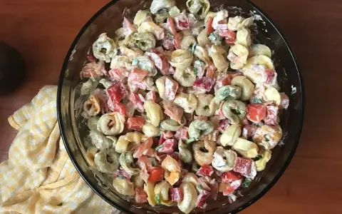 Tortellini: Jak podawać? 15+ pomysłów na sosy, sałatki i zupy