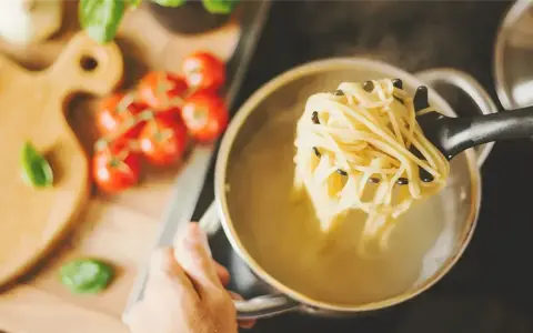 Jak ugotować makaron al dente? Proste triki, by uniknąć błędów