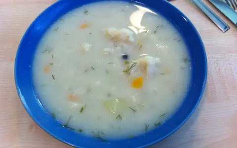 Zupa kalafiorowa "jak u babci": Odzyskaj smak dzieciństwa!