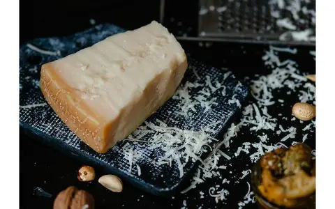 Jak długo dojrzewa parmezan? Przewodnik po wiekach i smakach