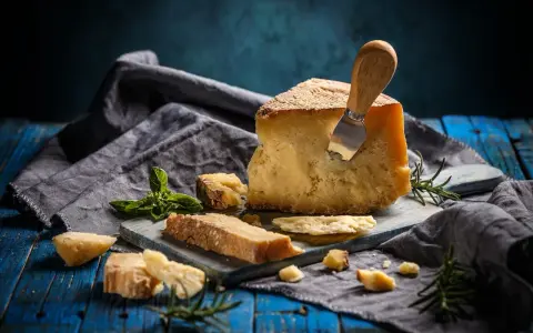 Parmezan vs Grana Padano: Kluczowe różnice, smak i zastosowanie