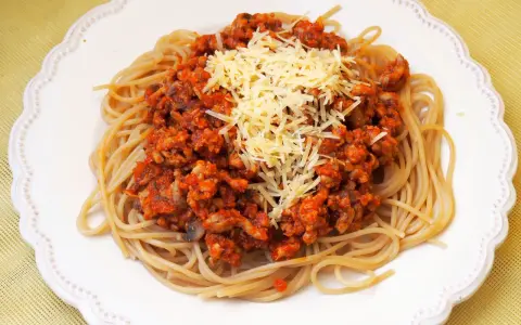 Spaghetti Bolognese z Pieczarkami: Przepis Krok po Kroku