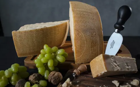 Jak rozpoznać Parmigiano Reggiano? Wygląd, oznaczenia, smak