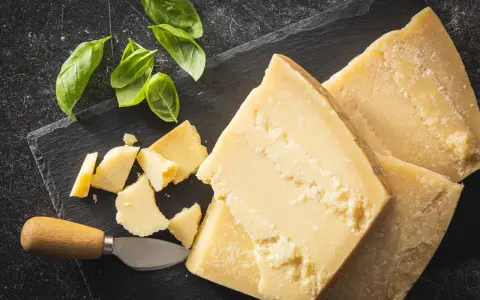 Parmezan: 10+ pomysłów na smak umami i wszechstronne zastosowania