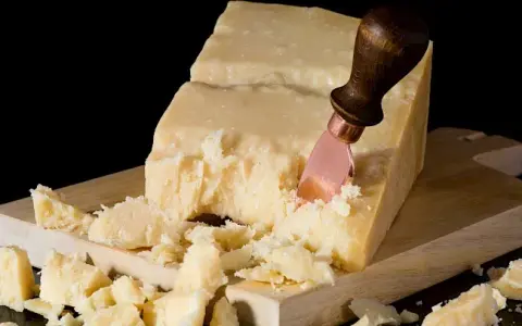 Ile waży parmezan? Waga w łyżce, szklance i gramach