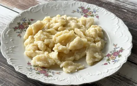 Kluski kładzione: Puszysty przepis krok po kroku (gotowe w 15 min!)