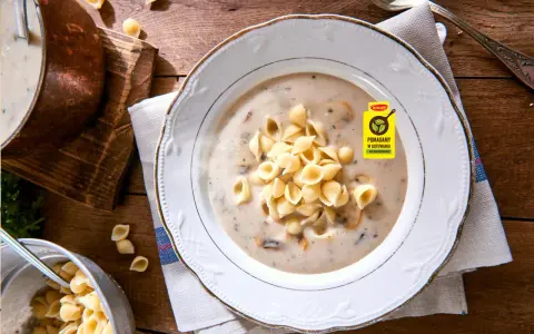 Kremowa zupa pieczarkowa z makaronem: Prosty przepis krok po kroku