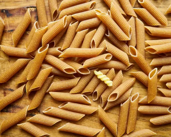 Ile kcal ma makaron pełnoziarnisty? Suchy vs gotowany i korzyści