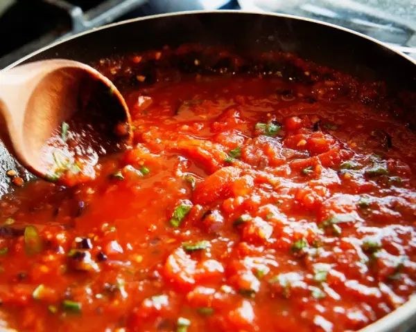Domowy sos do spaghetti na zimę: prosty przepis i pasteryzacja