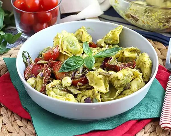 Tortellini z pomidorami i mozzarellą: Jak zamienić w ucztę?