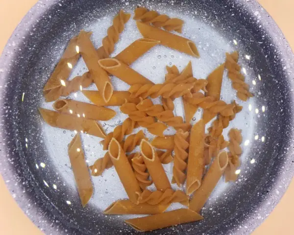 Kiedy wrzucić makaron? Gotuj idealnie al dente bez błędów!