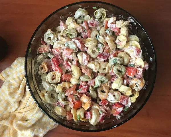 Tortellini: Jak podawać? 15+ pomysłów na sosy, sałatki i zupy