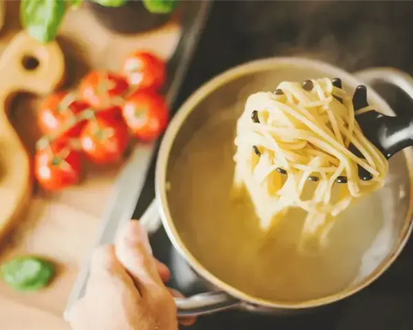 Jak ugotować makaron al dente? Proste triki, by uniknąć błędów