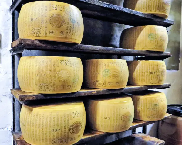 Prawdziwy parmezan: jak rozpoznać DOP i odróżnić od Grana Padano