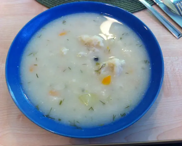 Zupa kalafiorowa "jak u babci": Odzyskaj smak dzieciństwa!