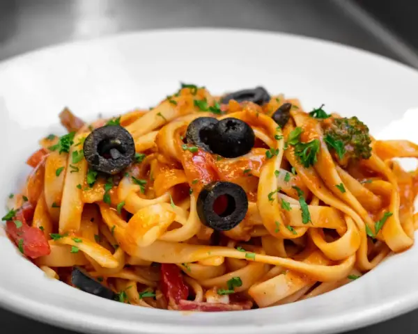 Kaloryczność spaghetti: Jak jeść ulubiony makaron i nie tyć?