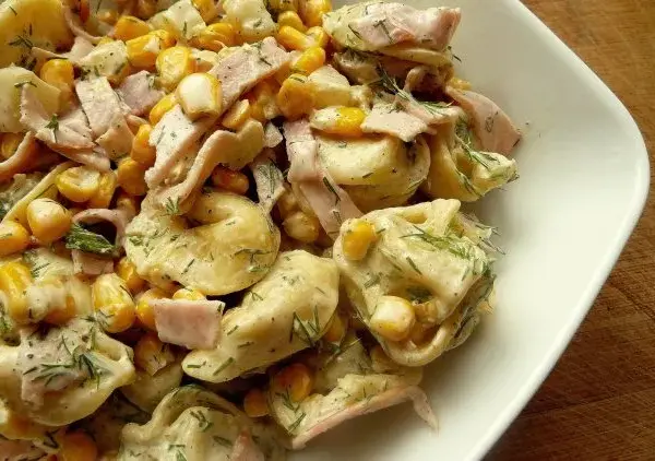 Tortellini z szynką parmeńską: Szybkie przepisy i najlepsze połączenia smaków