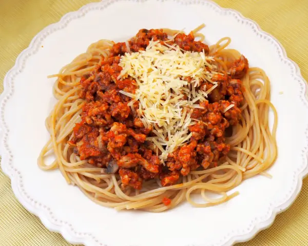 Spaghetti Bolognese z Pieczarkami: Przepis Krok po Kroku