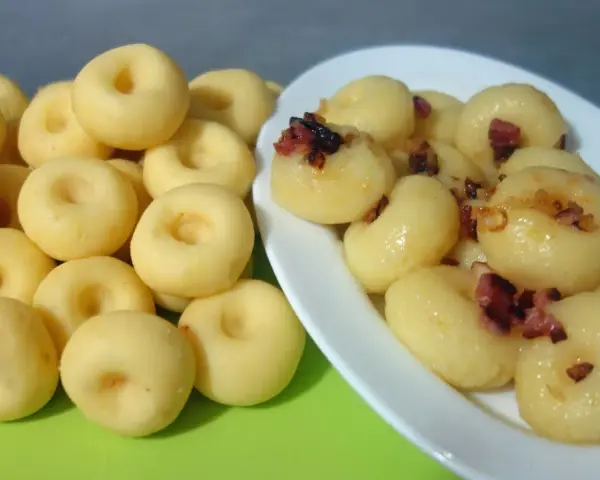 Idealne kluski śląskie z dziurką: Przepis krok po kroku