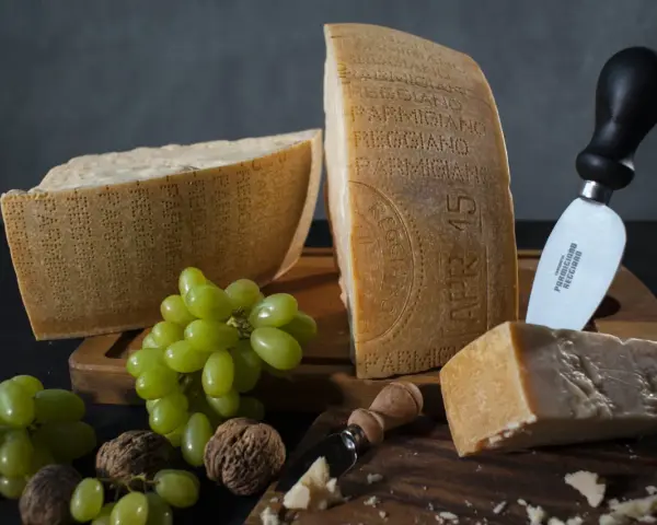 Jak rozpoznać Parmigiano Reggiano? Wygląd, oznaczenia, smak