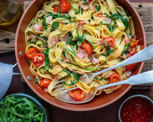 Spaghetti z szynką parmeńską: szybki przepis na włoski obiad