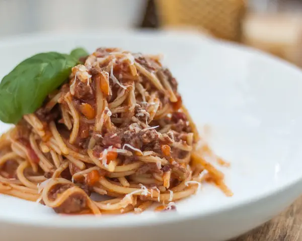 Oryginalne Ragù alla Bolognese: Prawdziwy przepis i sekrety smaku